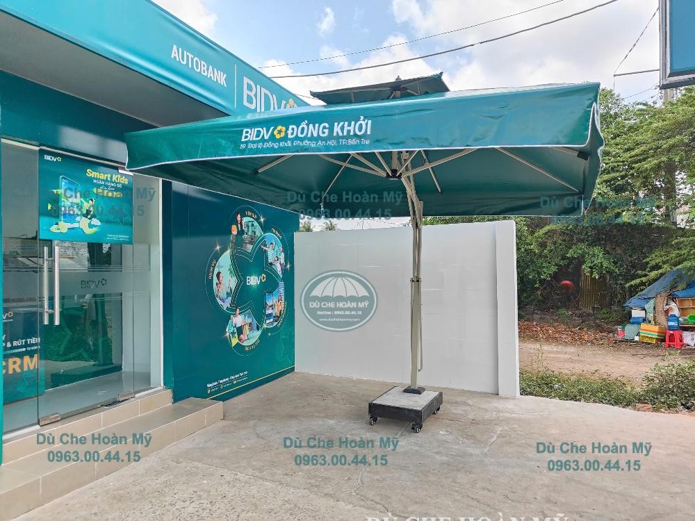 Dù vuông lệch tâm BIDV Đồng Khởi bố trí bên khu vực Autobank, với cột đặt ngoài vùng giữa tán.